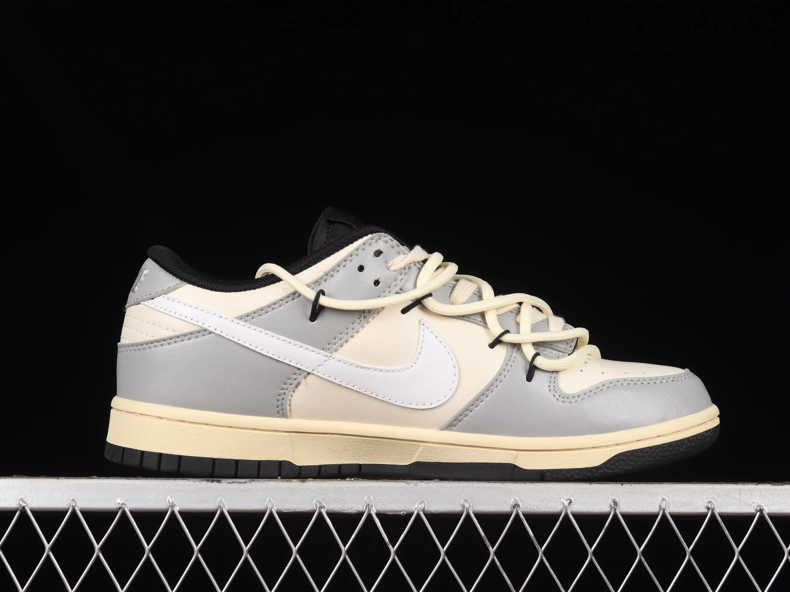 All Categories Nk SB Dunk Series Nk SB Dunk Low Low-top sneakers Nk Dunk Low Astronaut Gray and white industrial style distressed deconstructed straps dip-dyed casual sneakers DJ6188-002